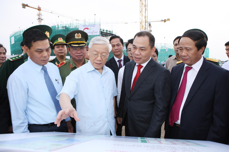 越共中央总书记阮富仲参观海防市VINFAST汽车整车生产基地项目。（越通社记者智勇 摄）