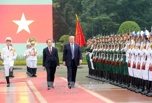 陈大光与特朗普检阅仪仗队。（图片来源：越通社）