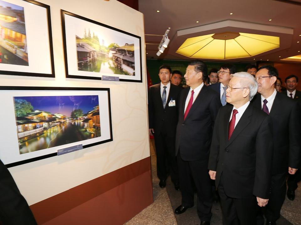 越共中央总书记阮富仲和中共中央总书记、中国国家主席习近平参观“越南摄影师眼中的中国”图片展。（图片来源：越通社）