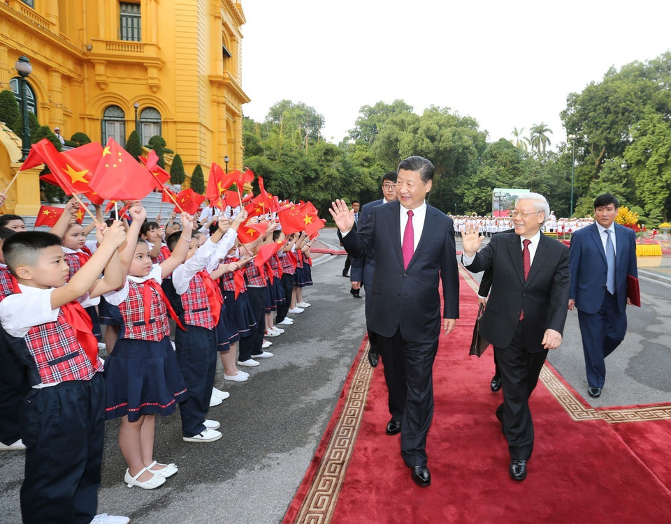 首都河内儿童们迎接中共中央总书记、国家主席习近平。（图片来源：越通社）
