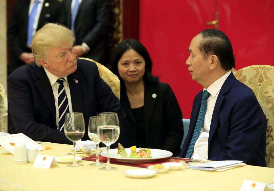 陈大光与特朗普在国宴上谈话。（图片来源：越通社）