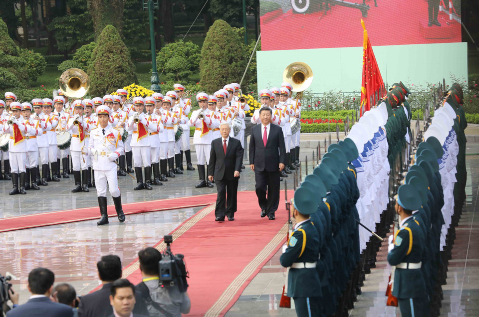 越共中央总书记阮富仲和中共中央总书记、国家主席习近平检阅仪仗队。（图片来源：越通社）