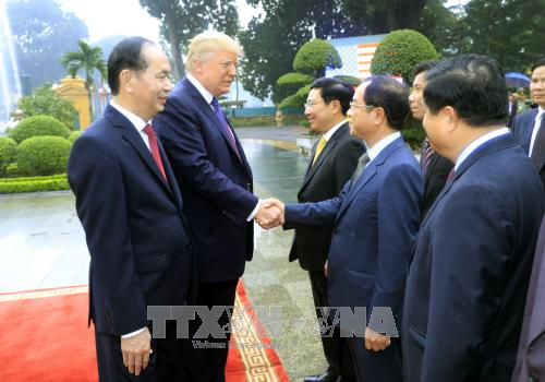 陈大光与特朗普与越南高级代表团出席欢迎仪式。（图片来源：越通社）