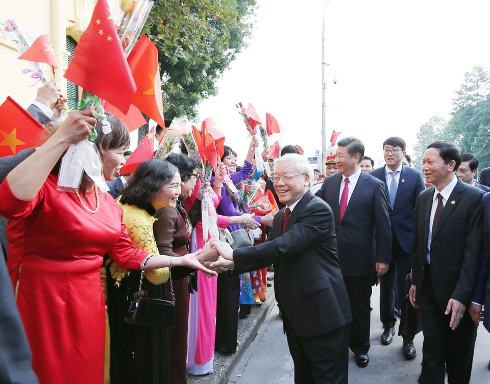 首都河内居民迎接中共中央总书记、国家主席习近平。（图片来源：越通社）