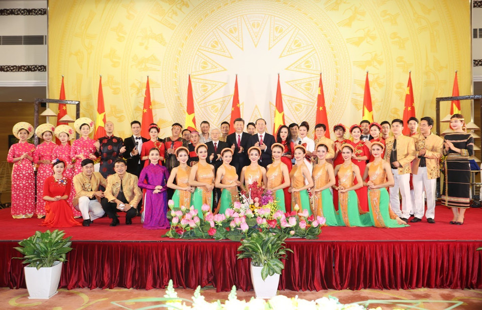 阮富仲和中共中央总书记、中国国家主席习近平等领导人同歌手演员合影。（图片来源：越通社）