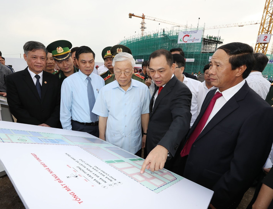 越共中央总书记阮富仲参观海防市VINFAST汽车整车生产基地项目。（越通社记者智勇 摄）