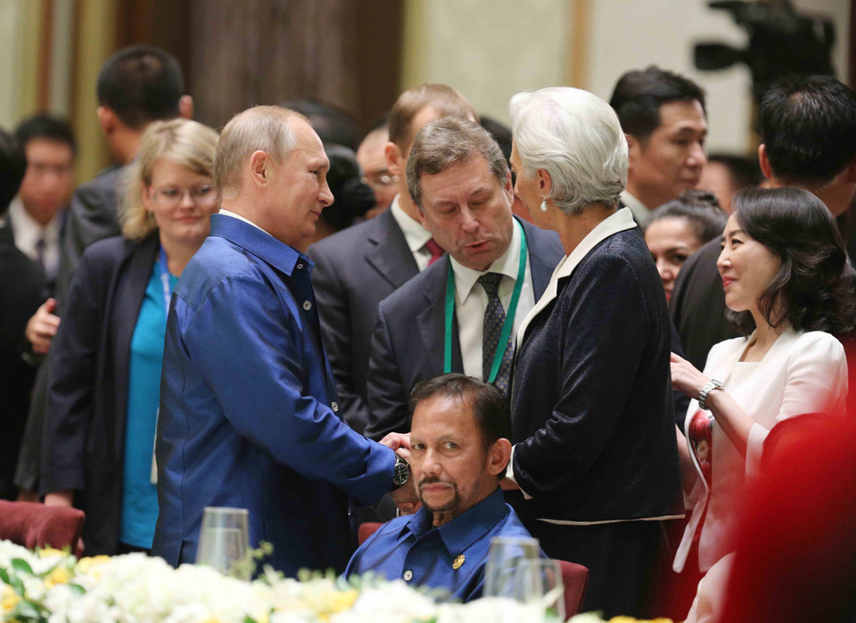 各位领导互相交流。（图片来源：越通社）