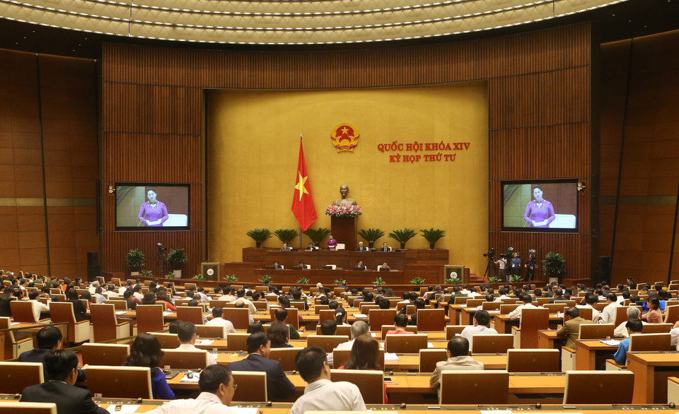 第十四届国会第四次会议开始质询和答复质询活动。（图片来源：越通社）