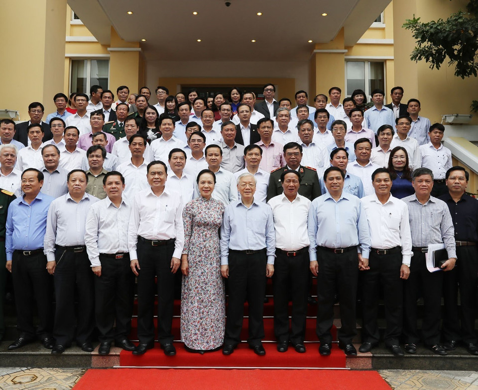 越共中央总书记阮富仲和海防市领导合影。（越通社记者智勇 摄）