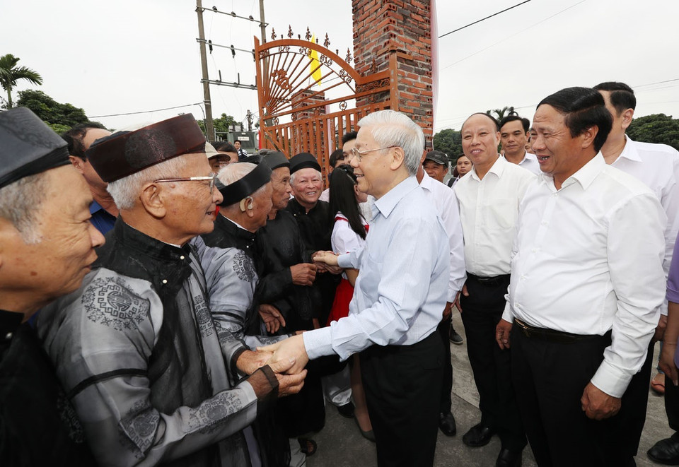 越共中央总书记阮富仲和海防市永保县荣光乡上电村人民。（越通社记者智勇 摄）