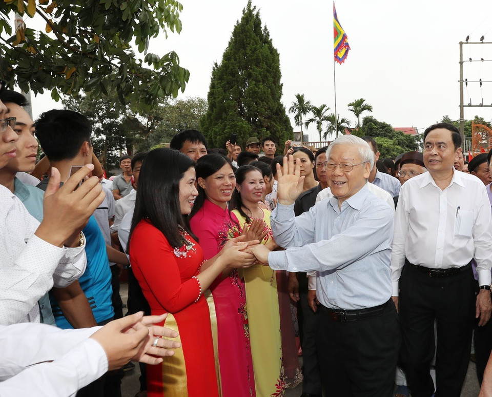 越共中央总书记阮富仲和海防市永保县荣光乡上电村人民。（越通社记者智勇 摄）