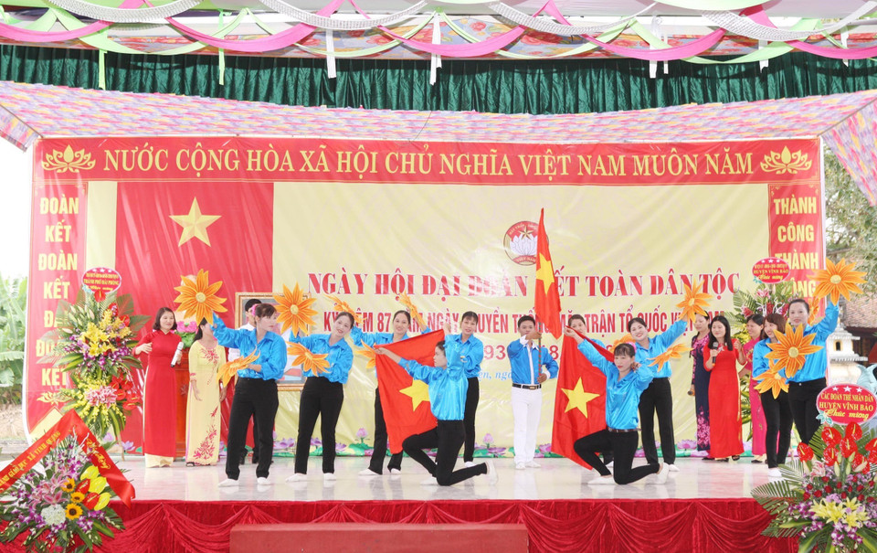 海防市全民族大团结活动的表演节目。（越通社记者智勇 摄）