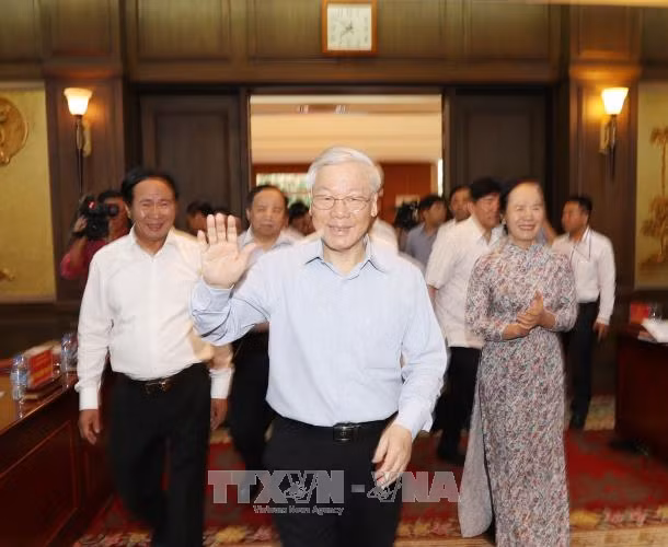 阮富仲与代表们。（图片来源：越通社） 
