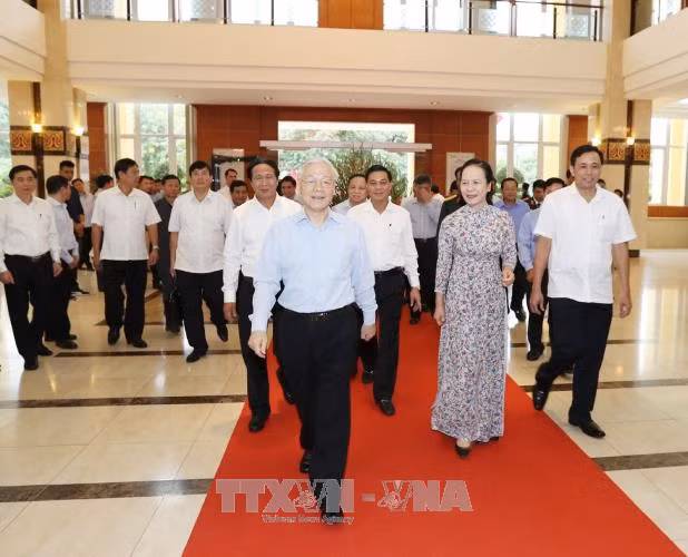阮富仲与代表们。（图片来源：越通社） 