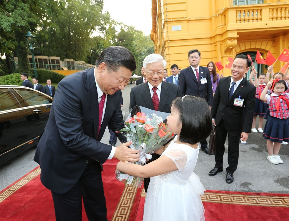 首都河内儿童向习近平送鲜花。（图片来源：越通社）