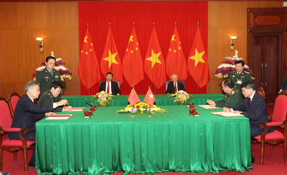 阮富仲和中共中央总书记、中国国家主席习近平见证两国合作协议签字仪式。（图片来源：越通社）