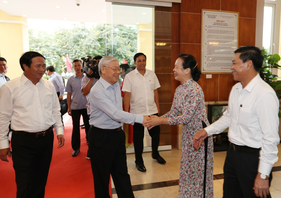 越共中央总书记阮富仲和海防市领导。（越通社记者智勇 摄）