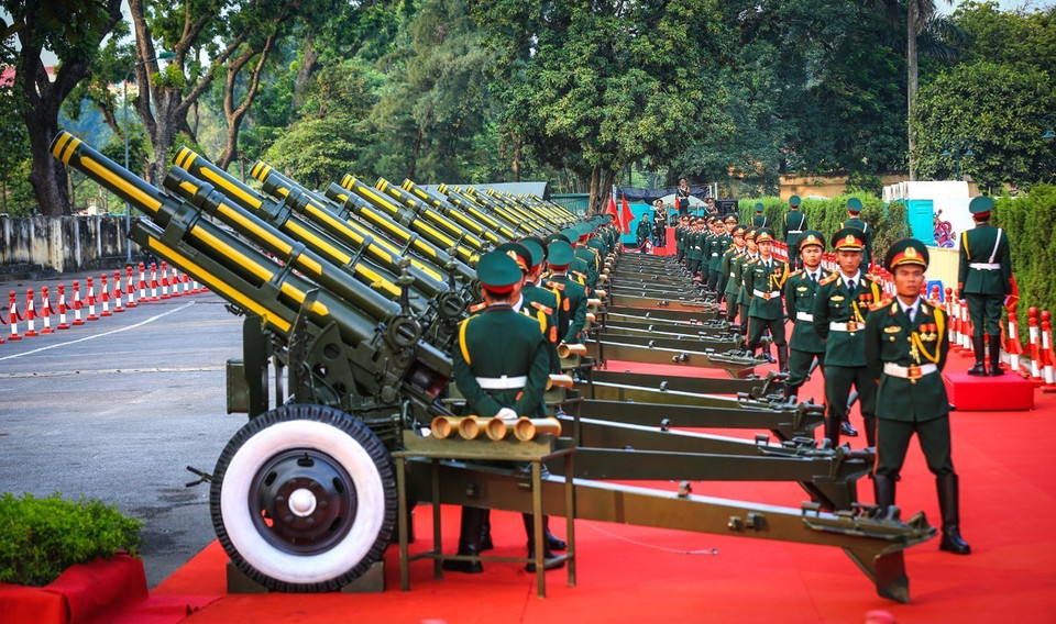 越南鸣放21响礼炮，欢迎中共中央总书记、国家主席习近平。（图片来源：越通社）