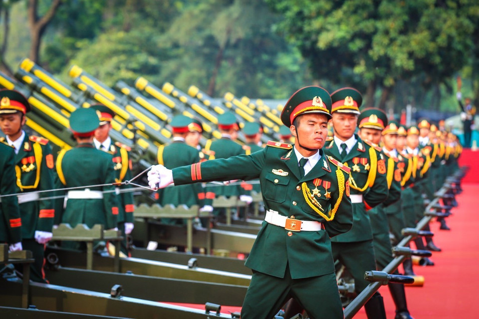 越南鸣放21响礼炮，欢迎中共中央总书记、国家主席习近平。（图片来源：越通社）