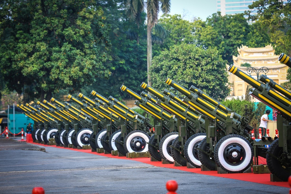 越南鸣放21响礼炮，欢迎中共中央总书记、国家主席习近平。（图片来源：越通社）