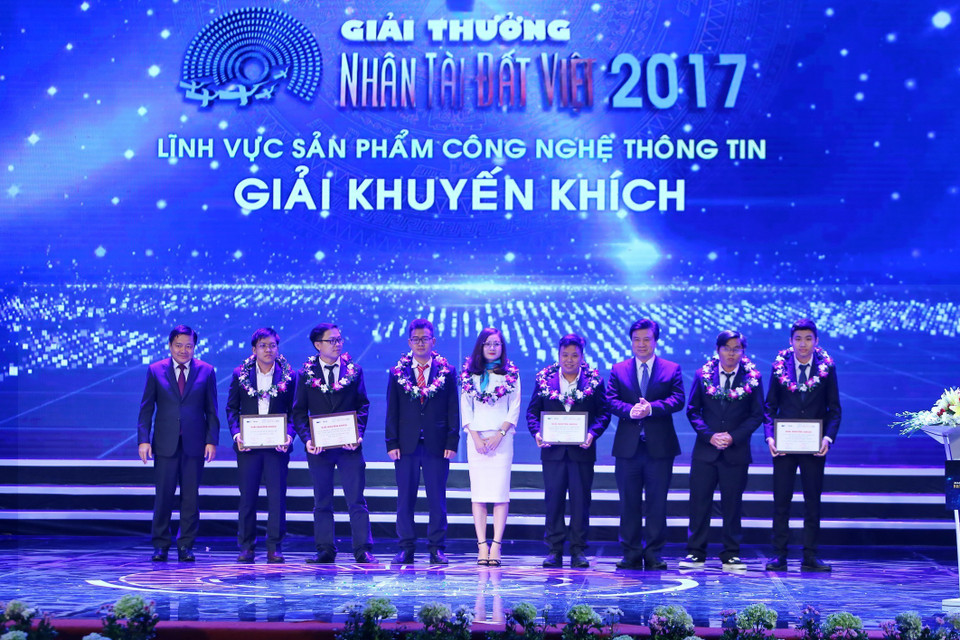 组委会向获得鼓励奖的团队颁发奖状（图片来源：越通社）