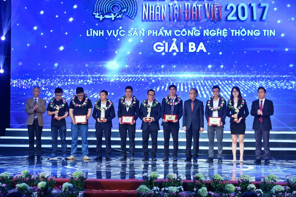 组委会向获得二等奖的团队颁发奖状（图片来源：越通社）