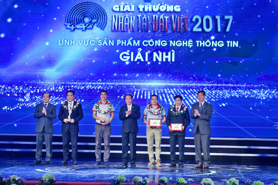 组委会向获得二等奖的团队颁发奖状（图片来源：越通社）