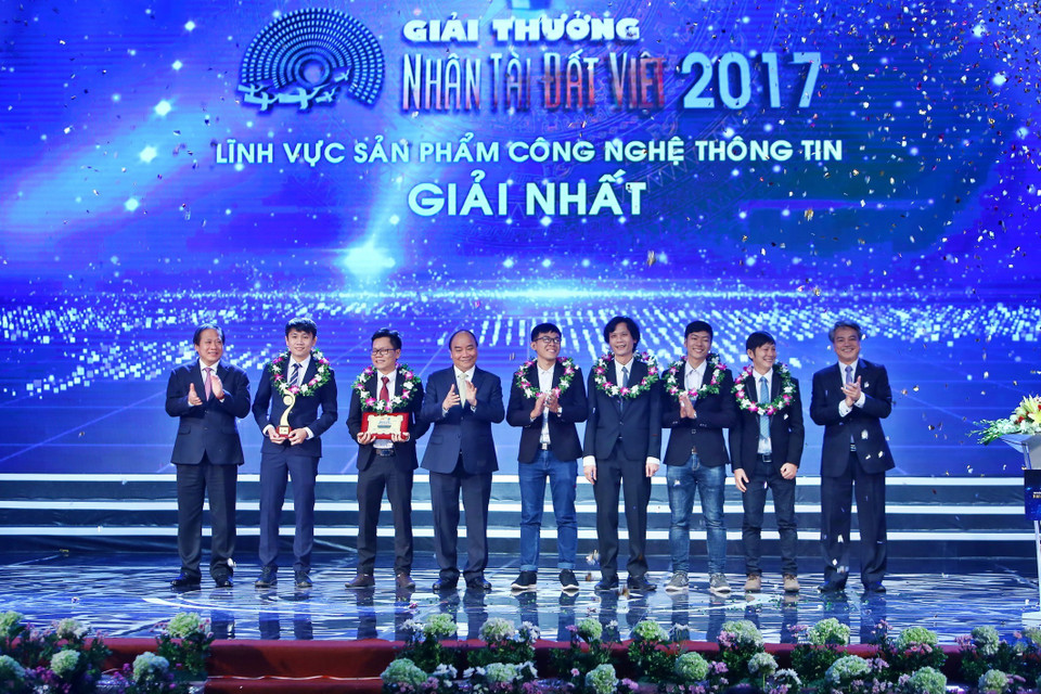 政府总理阮春福为获奖一等奖的团队颁发奖状（图片来源：越通社）