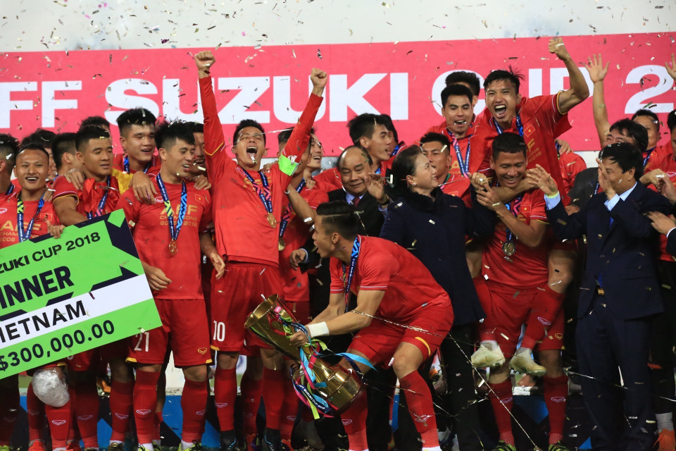 越南队夺得2018年铃木杯东南亚足球锦标赛冠军杯。越通社发