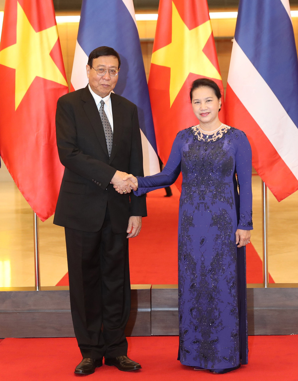 阮氏金银在国会大厦举行仪式,欢迎泰国国家立法议会议长蓬佩访越。(图片来源:越通社)
