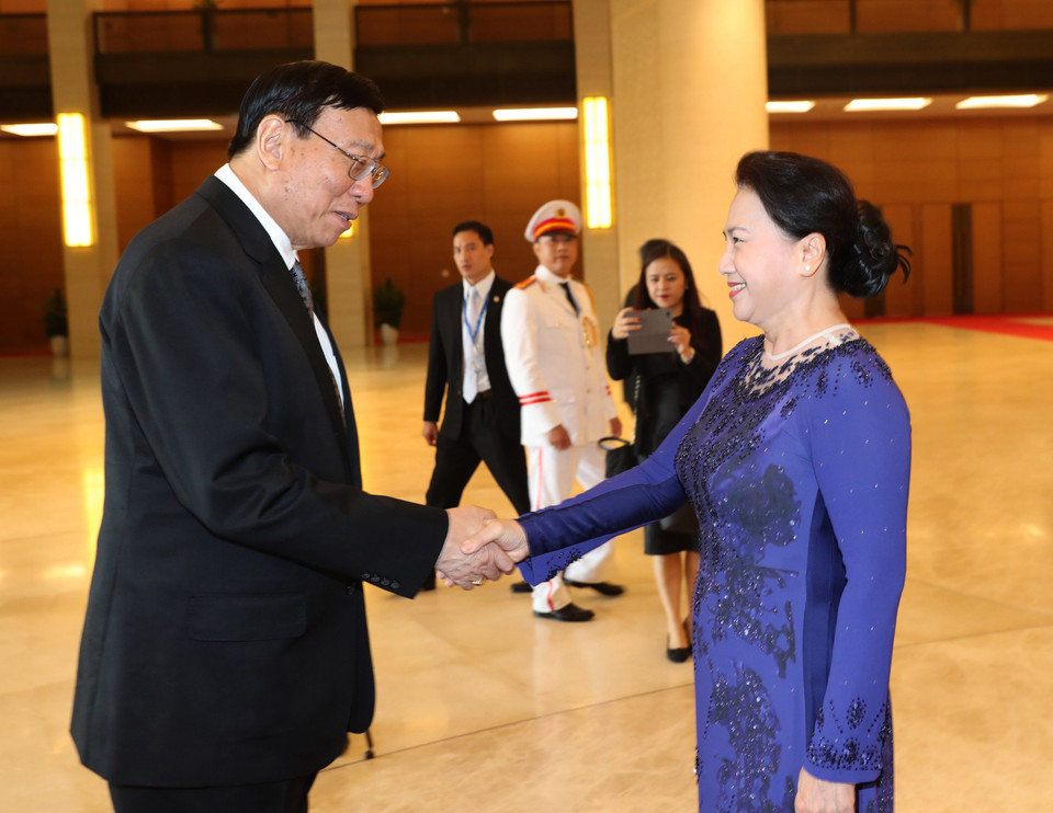 阮氏金银在国会大厦举行仪式,欢迎泰国国家立法议会议长蓬佩访越。(图片来源:越通社)