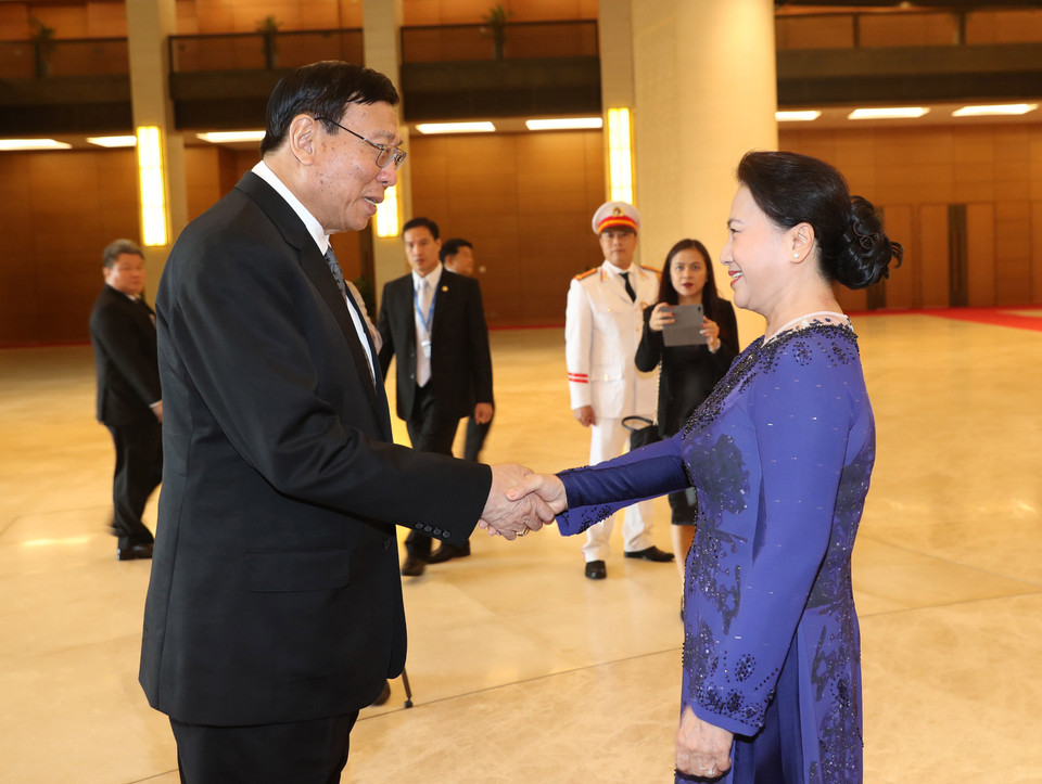 阮氏金银在国会大厦举行仪式,欢迎泰国国家立法议会议长蓬佩访越。(图片来源:越通社)