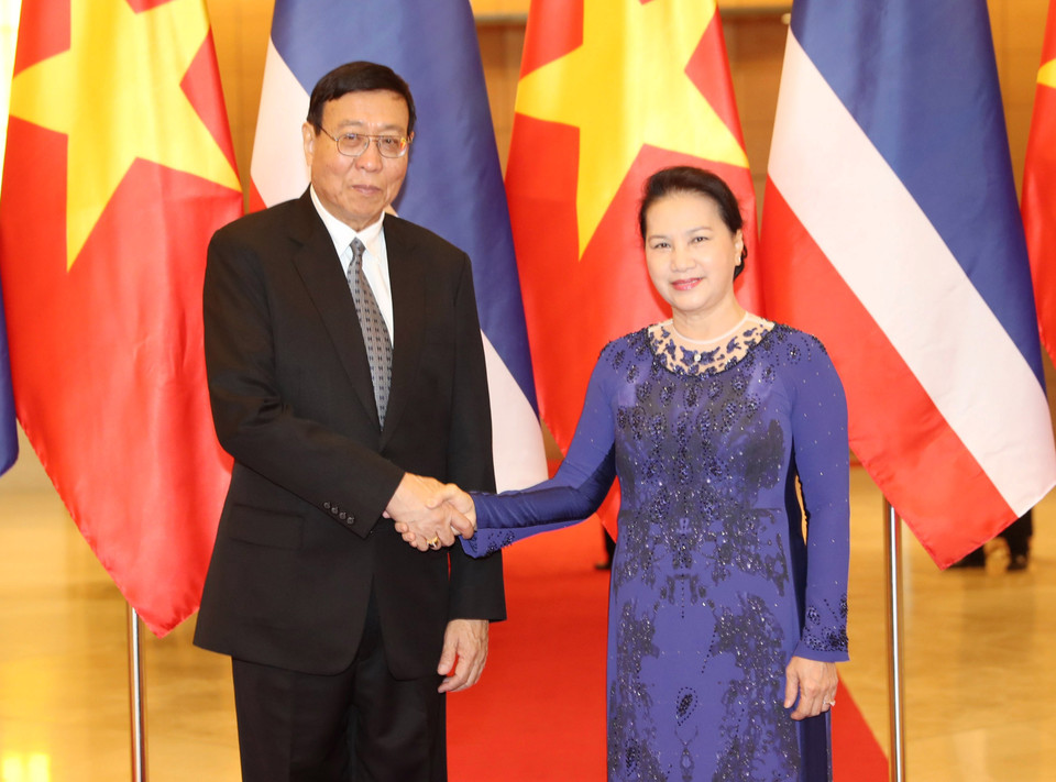 阮氏金银在国会大厦举行仪式,欢迎泰国国家立法议会议长蓬佩访越。(图片来源:越通社)