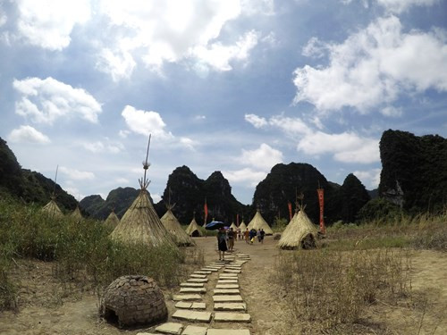 土人村是他们在长安名胜群体区最后的驻足地方。划皮划艇青年们争取时间与“土人”合影。（图片来源：《人民军队报网》）