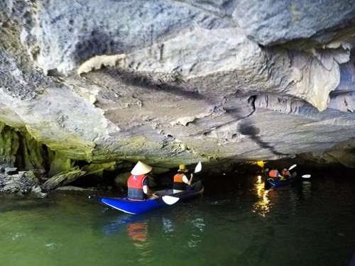 划船是探索长安小洞的唯一方式。长安拥有1000余艘竹船为游客提供服务。划皮划艇给游客带来崭新的体验。（图片来源：《人民军队报网》）