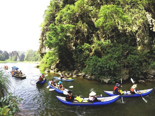 划皮划艇行程共5公里，除了探索长安名胜群体区的主要名胜之外，划皮划艇队还探索《金刚-骷髅岛》取景场、土人村、“金刚手”山等地方。（图片来源：《人民军队报网》）