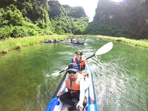 阮玉明表示，他们曾经来过长安，但用皮划艇探索这里的雄伟风景是一个非常有趣的体验。（图片来源：《人民军队报网》）