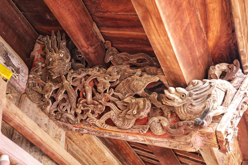 柱子和屋梁都得到精雕细刻，龙、虎、鱼、鸟、花草、云等形状显得栩栩如生。图自VIETNAM+