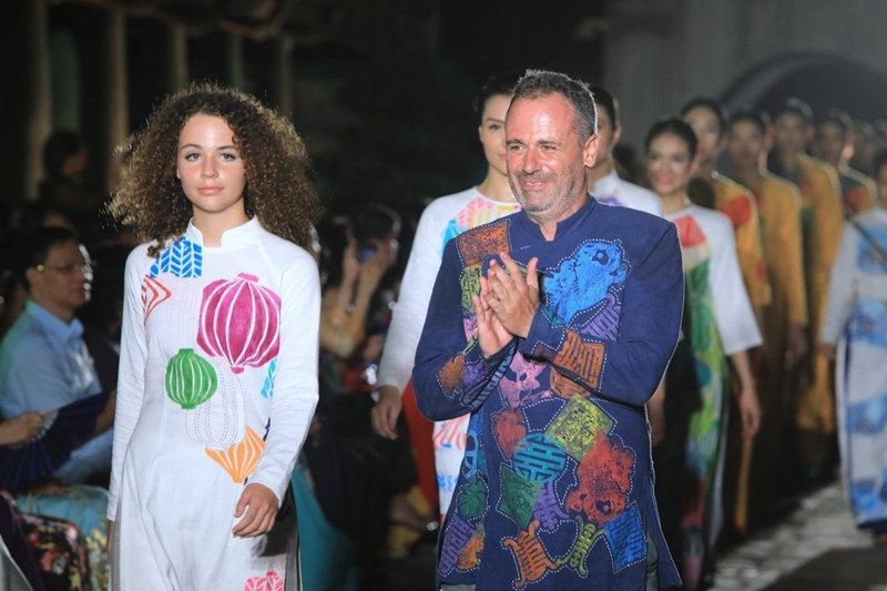 身着越南改良奥黛的外国模特。图自越通社