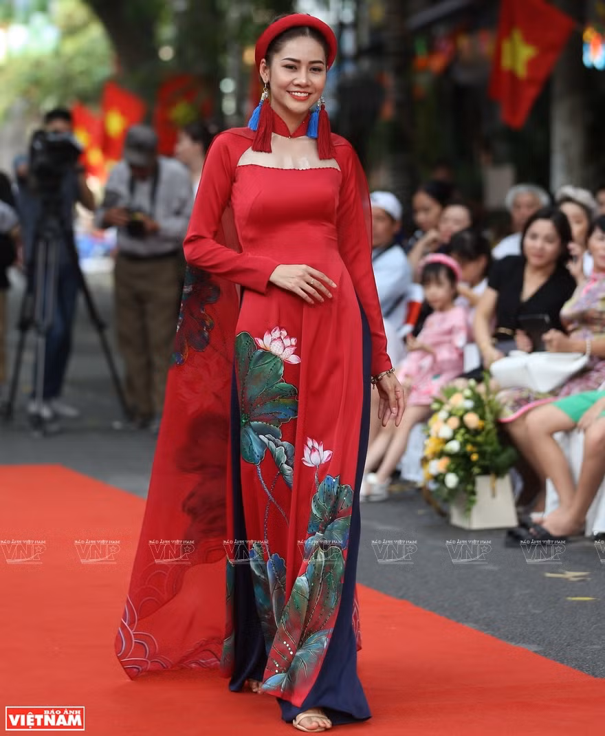 奥黛有助于弘扬越南妇女优雅温柔之美。图自越通社/越南画报