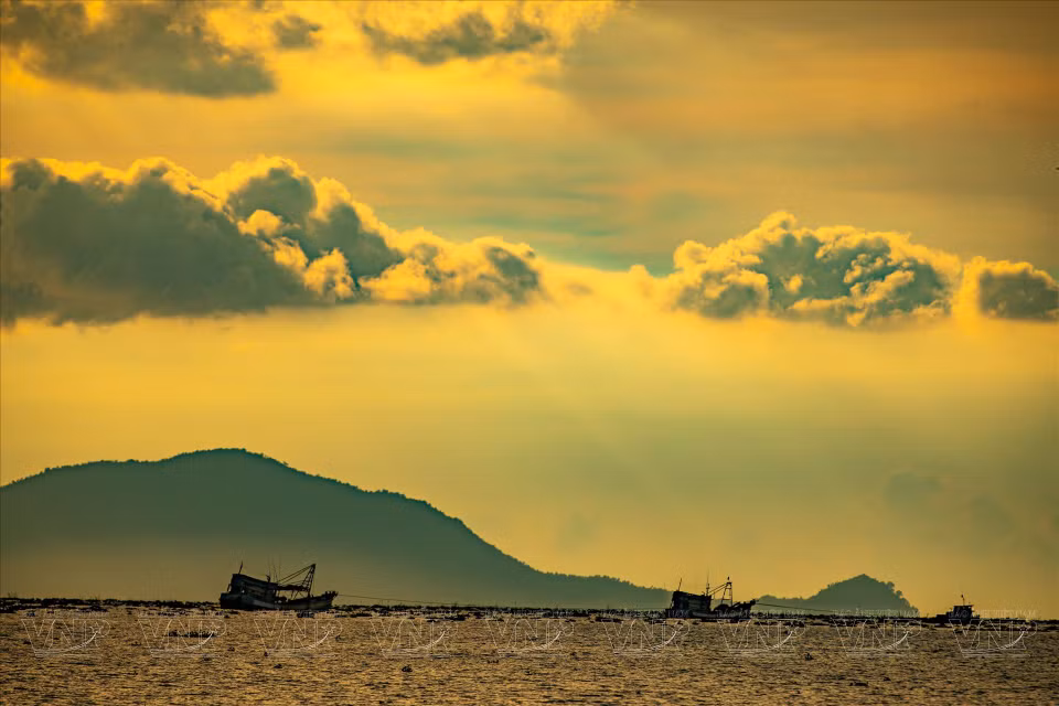 踏上迪石码头欣赏日落美景。图自越南画报