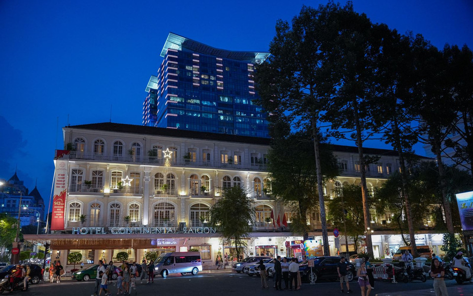 “第一区—夜间色彩”夜间旅游线路的首站是胡志明市西贡大陆酒店（Continental Saigon）。这是在越南建设历史最悠久的法式建筑风格的酒店。图自越通社/信息报