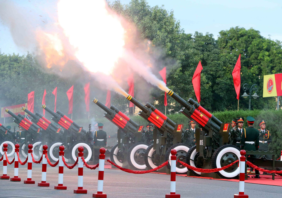 越南举行21响礼炮的仪式，欢迎中共中央总书记、中华人民共和国主席习近平和夫人一行访越。图自越通社