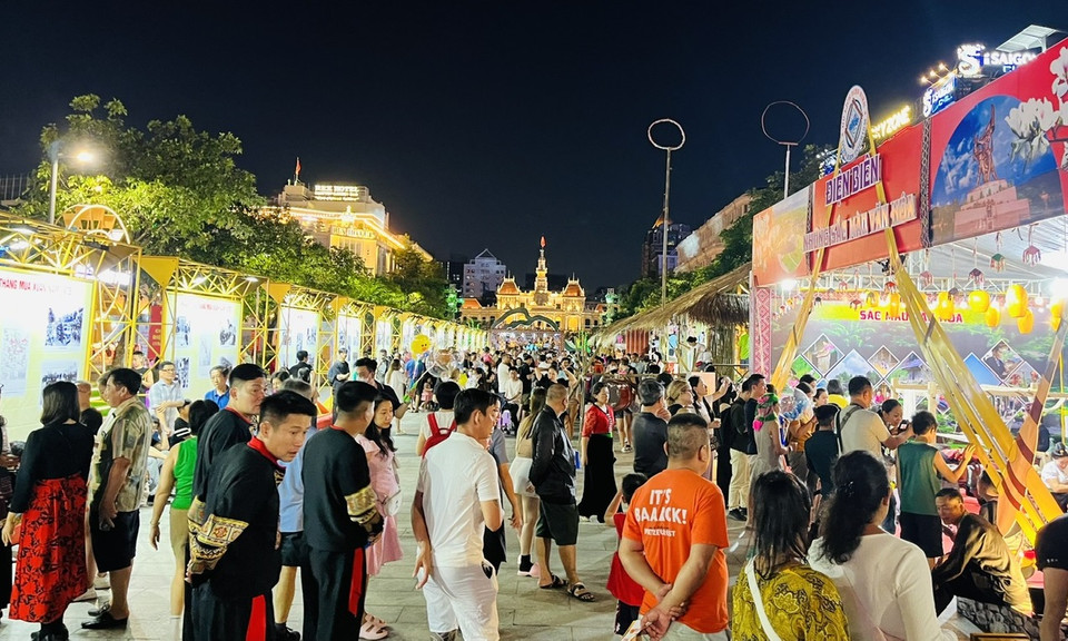“第一区—夜间色彩”夜间旅游线路终点是阮惠步行街，游客将在阮惠步行街漫步，品尝咖啡等。图自越通社/信息报