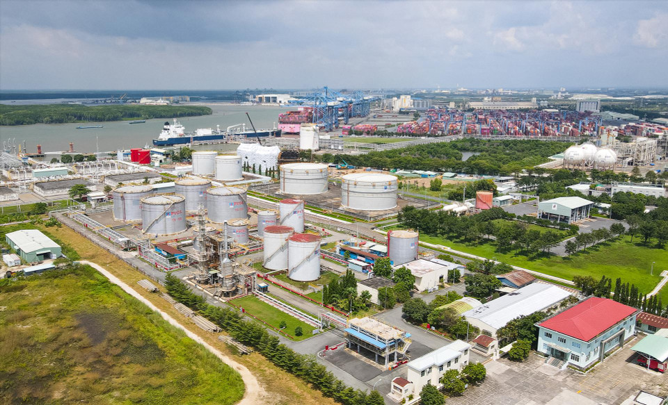 越南石油总公司（PV Oil）在盖梅--氏布港设罐体系统。图自越通社/越南画报