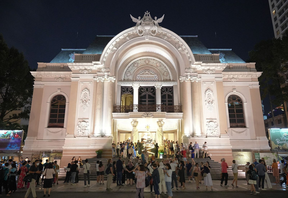 参加夜间旅游线路，游客还有机会参观胡志明市剧院。图自越通社/信息报