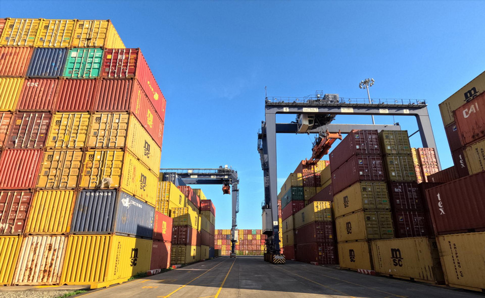 集装箱货轮停靠在隶属盖梅--氏布港的西贡-SSA港（SSIT）。图自越通社/越南画报