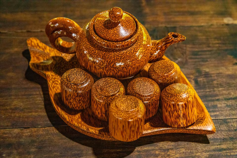 从椰子制成的茶杯套装。图自越通社/越南画报