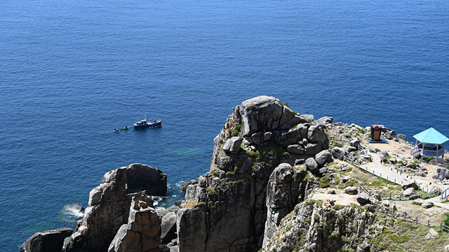 海上灯塔下面往左走是引到黎明（Rang Dong）角之路，也是风景最美的地方，为全部甸角景点群的卓拔景点。图自因特网