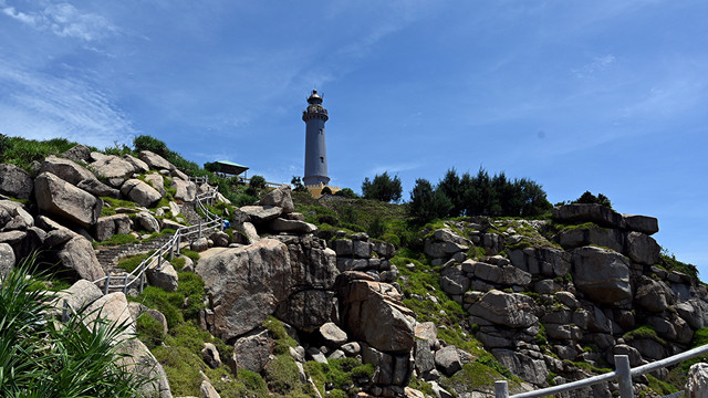 在登上大领海灯塔的楼梯上游客可以看到远方的优美门滩。图自因特网